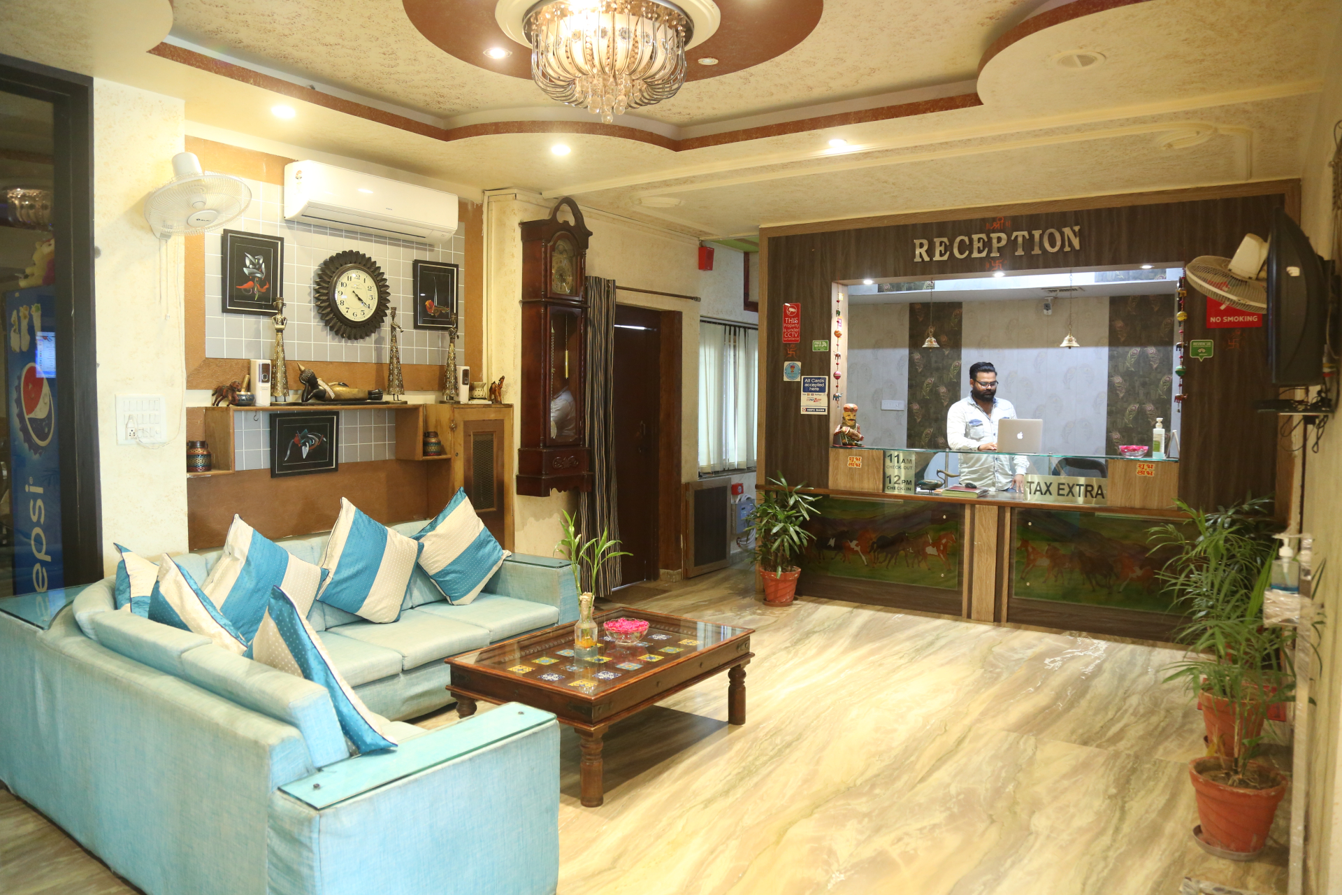 Hotel Manohar Palace